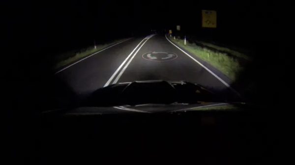 福特推出AR大灯：路面投影显示方向